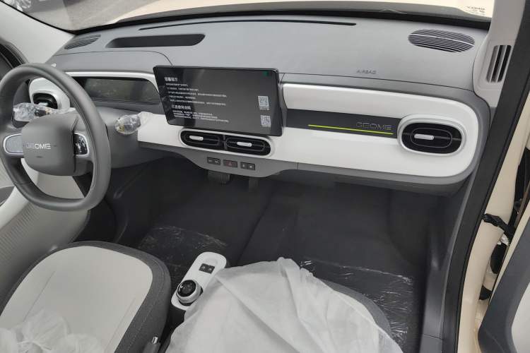 Used Geely Auto Panda 2025 210 km – Yuanqi Bear Interior 2