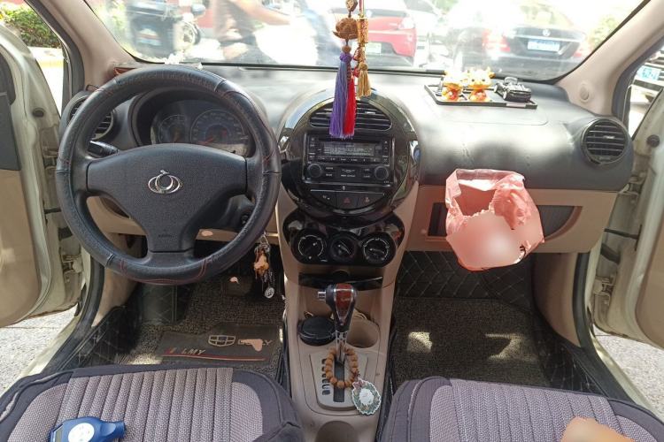 Used Geely Auto Panda Classic 2010 "Love Her" Edition 1.3L Automatic Luxury Version Center Console