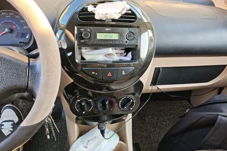 Used Geely Auto Panda Classic 2011 1.3L Manual Luxury Version Audio And AC Panel