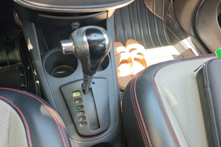 Used Geely Auto Panda Classic 2015 1.5L Automatic Cool & Fun Edition Gear Lever