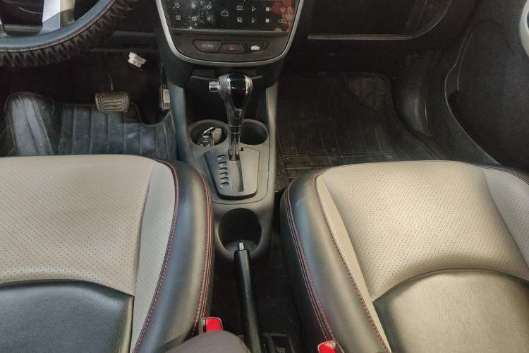 Used Geely Auto Panda Classic 2015 1.5L Automatic Cool & Fun Edition Gear Lever