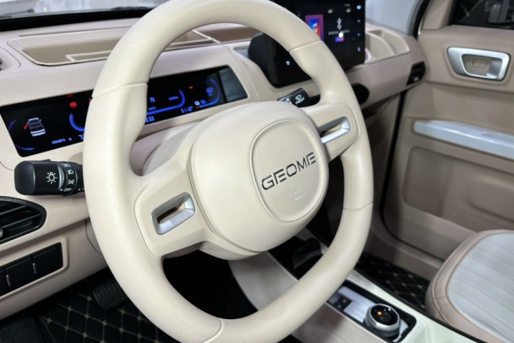 Used Geely Auto Panda Classic 2023 Panda Mini 200km Endurance Bear Interior 4