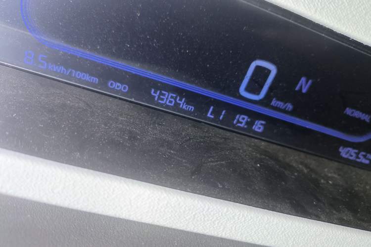 Used Geely Auto Panda Classic 2023 Panda Mini 200km Endurance Bear Odometer Close Up
