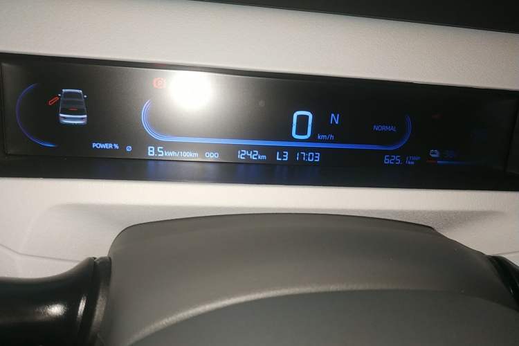 Used Geely Auto Panda Classic 2023 Panda Mini 200km Endurance Bear Odometer Close Up