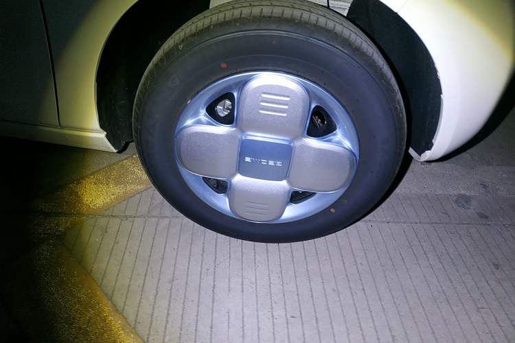 Used Geely Auto Panda Classic 2023 Panda Mini 200km Endurance Bear Right Front Wheel Hub
