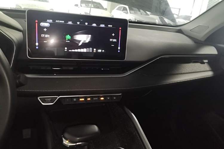 Used Geely Auto Preface 2021 2.0TD Luxury Version Audio And AC Panel