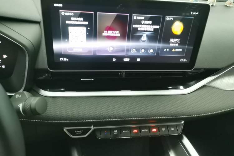 Used Geely Auto Preface 2021 2.0TD Luxury Version Audio And AC Panel