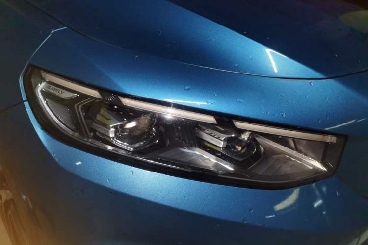 Used Geely Auto Preface 2021 2.0TD Designer's Recommended Edition Right Front Headlight