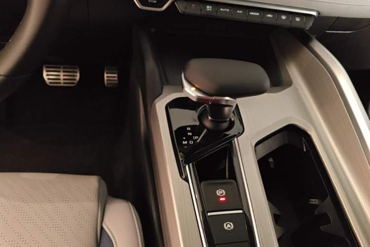 Used Geely Auto Preface 2021 Revised Version 2.0TD Luxury Edition Gear Lever