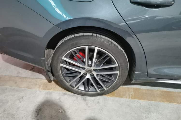 Used Geely Auto Preface 2021 2.0TD Luxury Version Right Rear Wheel Hub