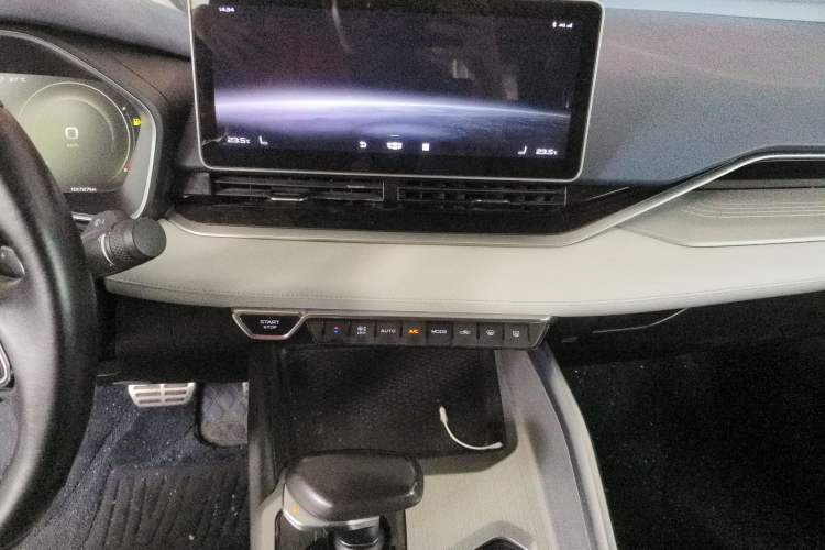Used Geely Auto Preface 2021 2.0TD Luxury Version Audio And AC Panel