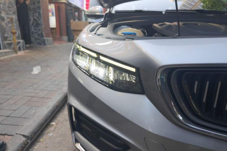 Used Geely Auto Preface 2021 2.0TD Luxury Version Right Front Headlight