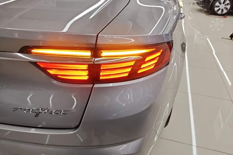 Used Geely Auto Preface 2021 Revised Version 2.0TD Luxury Edition Right Rear Taillight