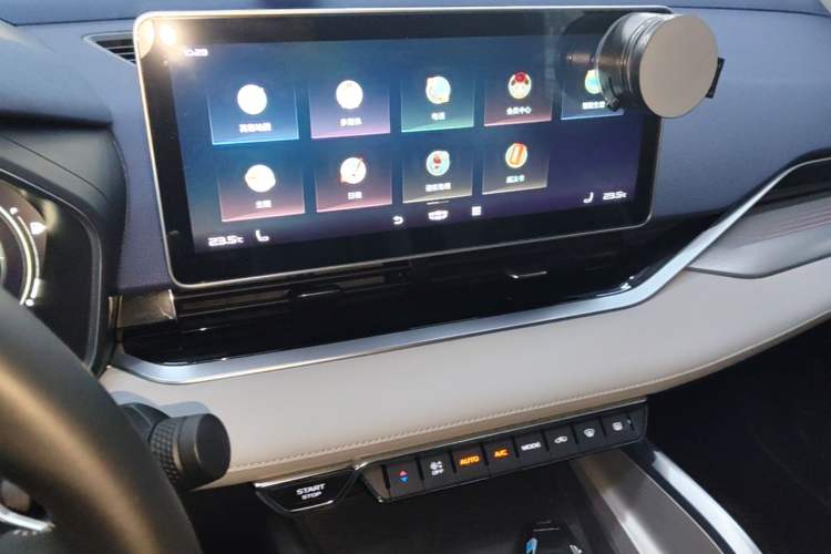 Used Geely Auto Preface 2021 2.0TD Luxury Version Audio And AC Panel