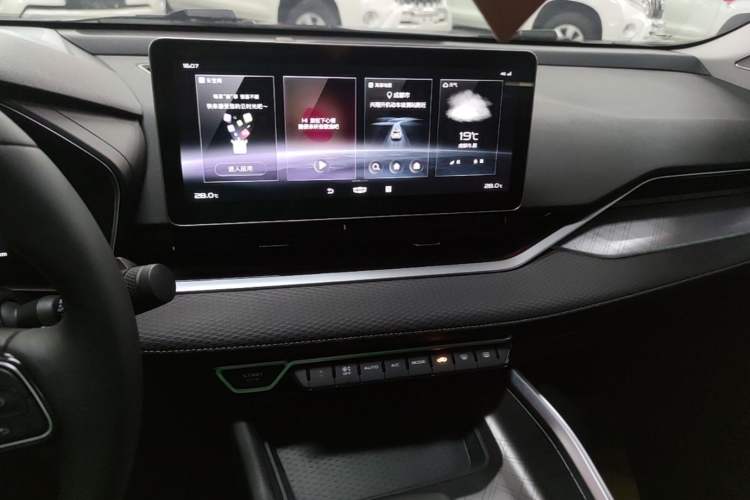 Used Geely Auto Preface 2021 2.0TD Luxury Version Audio And AC Panel