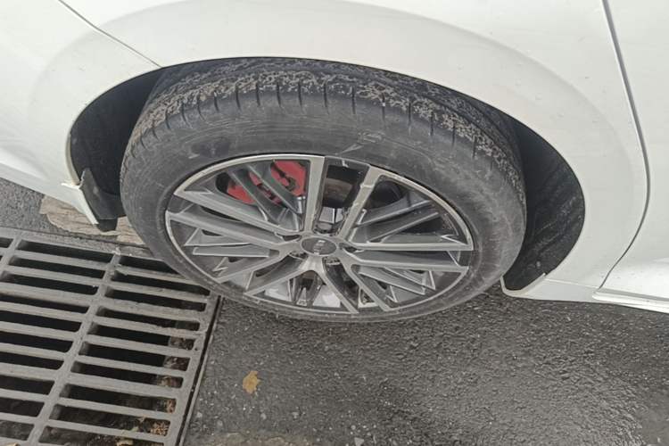Used Geely Auto Preface 2021 2.0TD Flagship Edition Right Rear Wheel Hub