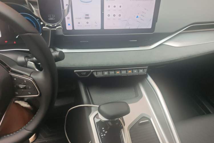 Used Geely Auto Preface 2023 2.0TD "Only This Verdant Green" Edition Audio And AC Panel