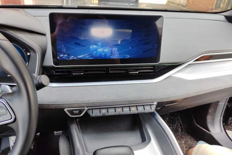 Used Geely Auto Preface 2023 2.0TD "Only This Verdant Green" Edition Audio And AC Panel