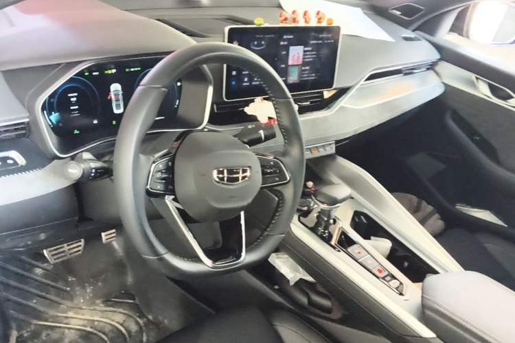 Used Geely Auto Preface 2023 2.0TD "Only This Verdant Green" Edition Center Console