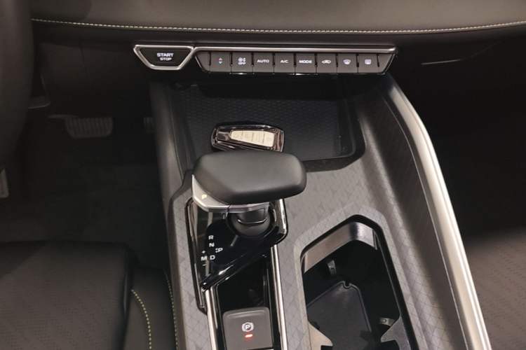 Used Geely Auto Preface 2023 1.5TD Kunlun Edition Gear Lever