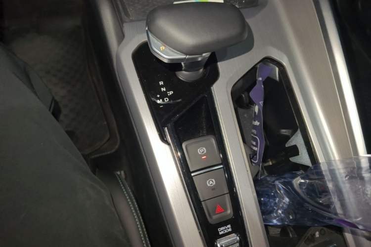 Used Geely Auto Preface 2023 2.0TD "Only This Verdant Green" Edition Gear Lever