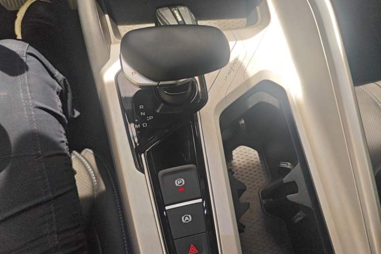 Used Geely Auto Preface 2023 1.5TD Kunlun Edition Gear Lever