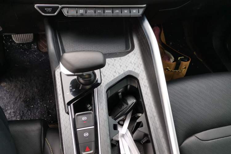 Used Geely Auto Preface 2023 1.5TD Fuyao Version Gear Lever