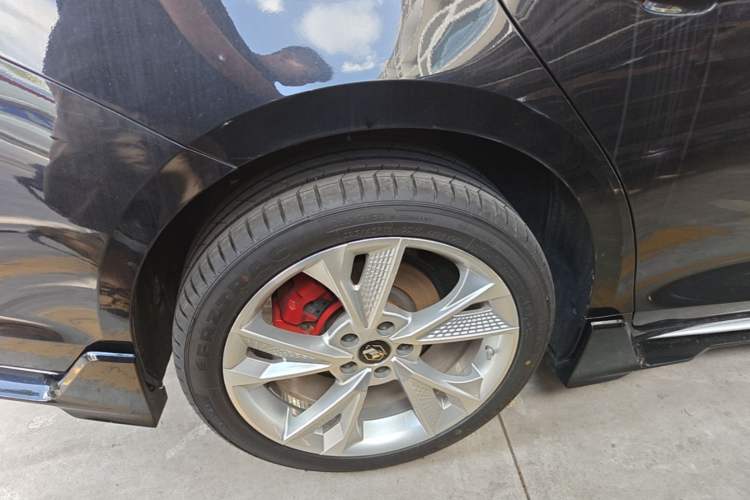 Used Geely Auto Preface 2023 2.0TD "Only This Verdant Green" Edition Right Rear Wheel Hub