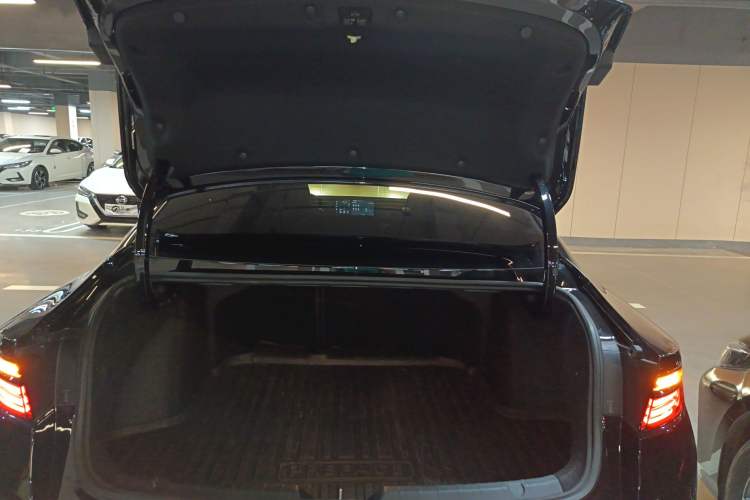 Used Geely Auto Preface 2023 2.0TD "Only This Verdant Green" Edition Trunk
