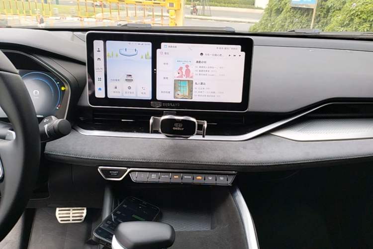 Used Geely Auto Preface 2023 2.0TD "Only This Verdant Green" Edition Audio And AC Panel