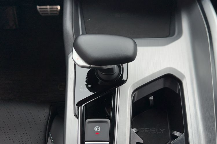 Used Geely Auto Preface 2023 2.0TD "Only This Verdant Green" Edition Gear Lever