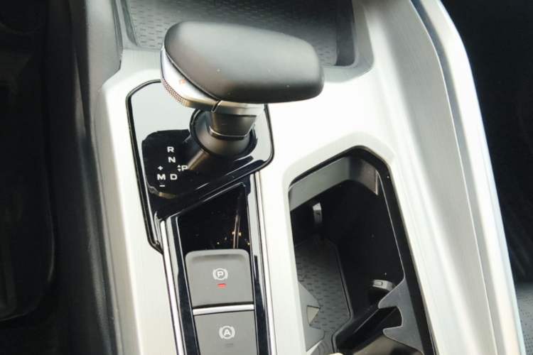 Used Geely Auto Preface 2023 2.0TD "Only This Verdant Green" Edition Gear Lever
