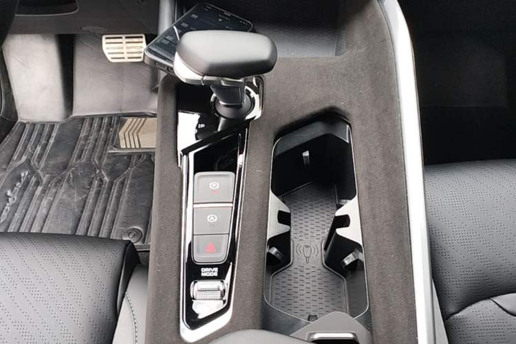 Used Geely Auto Preface 2023 2.0TD "Only This Verdant Green" Edition Gear Lever