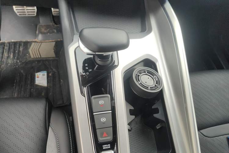 Used Geely Auto Preface 2023 2.0TD "Only This Verdant Green" Edition Gear Lever