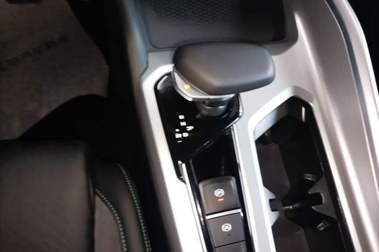 Used Geely Auto Preface 2023 2.0TD "Only This Verdant Green" Edition Gear Lever