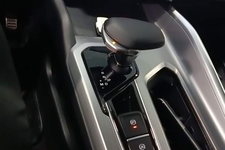 Used Geely Auto Preface 2023 2.0TD "Only This Verdant Green" Edition Gear Lever
