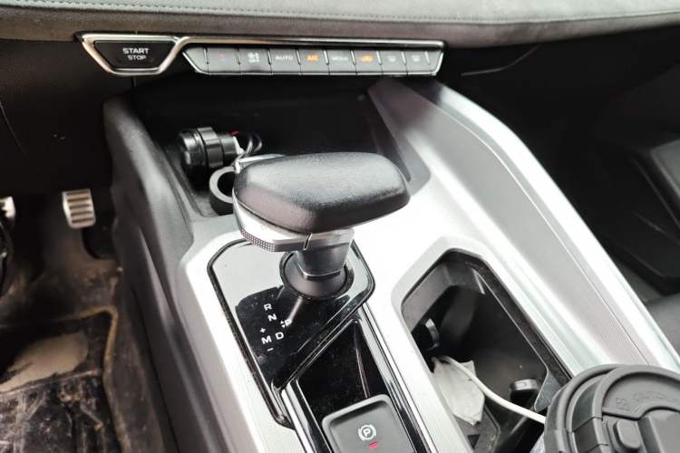 Used Geely Auto Preface 2023 2.0TD "Only This Verdant Green" Edition Gear Lever