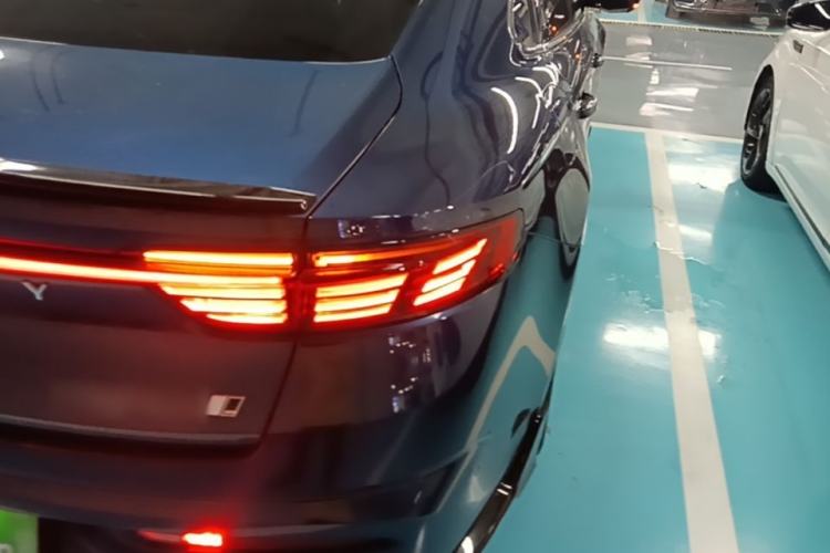 Used Geely Auto Preface 2023 2.0TD "Only This Verdant Green" Edition Right Rear Taillight