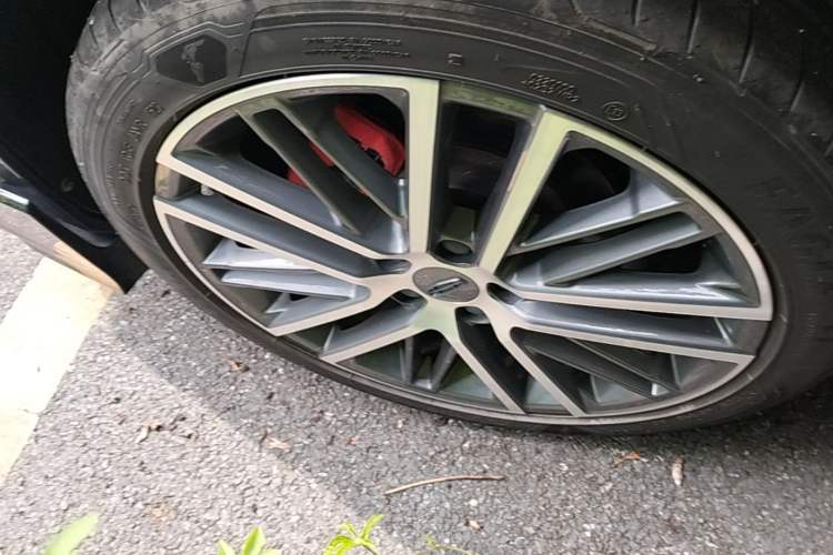 Used Geely Auto Preface 2023 2.0TD "Only This Verdant Green" Edition Right Rear Wheel Hub