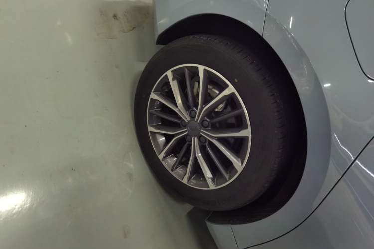 Used Geely Auto Preface 2023 2.0TD Luxury Version Right Rear Wheel Hub