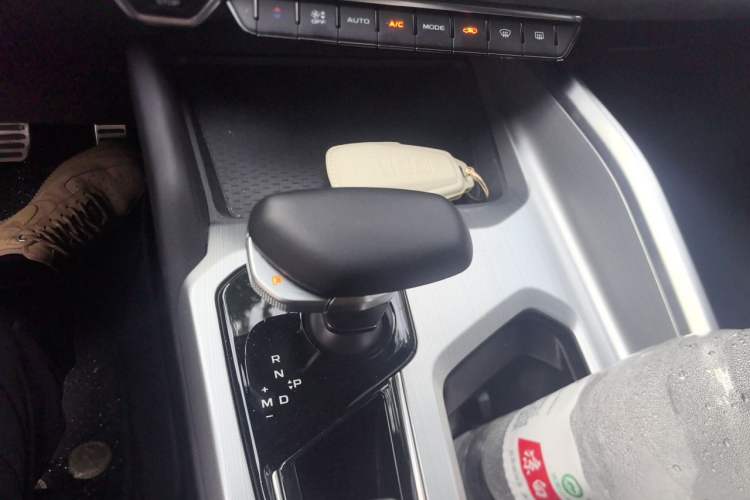 Used Geely Auto Preface 2023 2.0TD "Only This Verdant Green" Edition Gear Lever