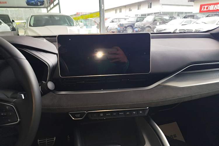 Used Geely Auto Preface 2023 2.0TD "Only This Verdant Green" Edition Audio And AC Panel
