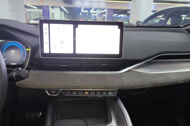 Used Geely Auto Preface 2023 2.0TD "Only This Verdant Green" Edition Audio And AC Panel