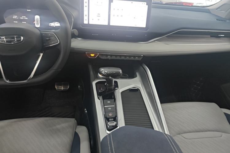 Used Geely Auto Preface 2023 2.0TD Prestige Version Center Console