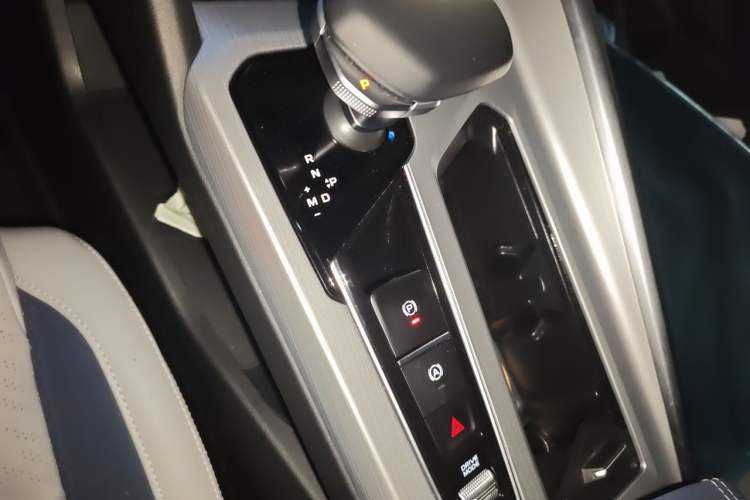 Used Geely Auto Preface 2023 2.0TD Prestige Version Gear Lever