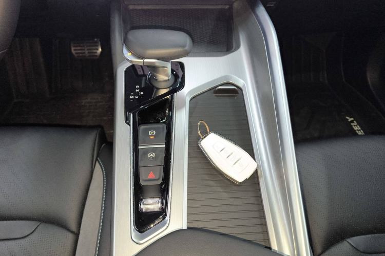 Used Geely Auto Preface 2023 2.0TD "Only This Verdant Green" Edition Gear Lever