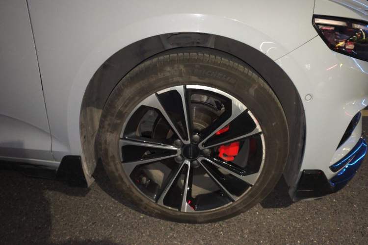 Used Geely Auto Preface 2023 2.0TD "Only This Verdant Green" Edition Right Front Wheel Hub