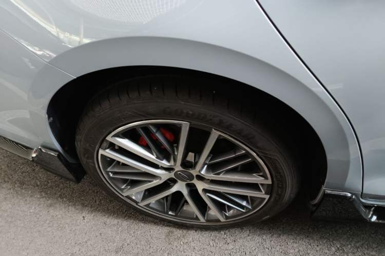 Used Geely Auto Preface 2023 2.0TD "Only This Verdant Green" Edition Right Rear Wheel Hub