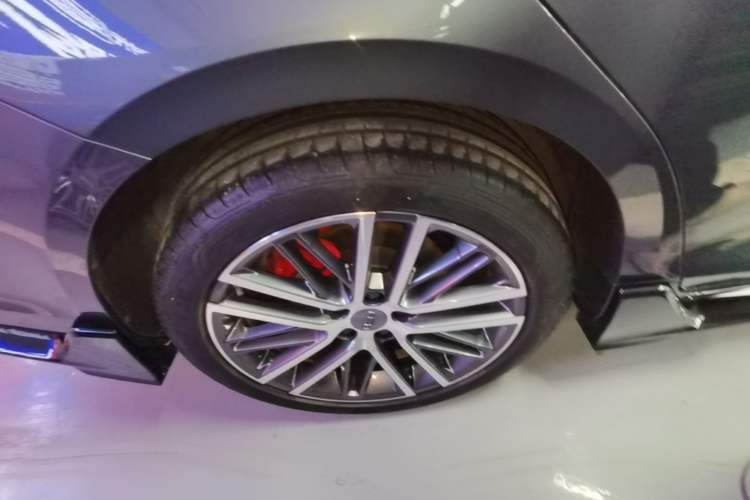 Used Geely Auto Preface 2023 2.0TD "Only This Verdant Green" Edition Right Rear Wheel Hub