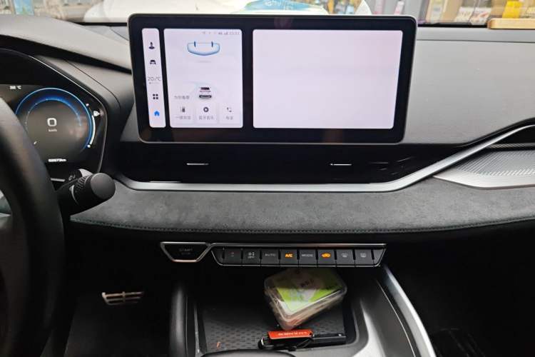 Used Geely Auto Preface 2023 2.0TD "Only This Verdant Green" Edition Audio And AC Panel